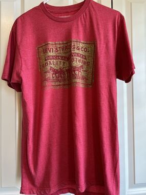 Vintage looking Retro LEVI'S T-Shirt--Unisex Size Medium